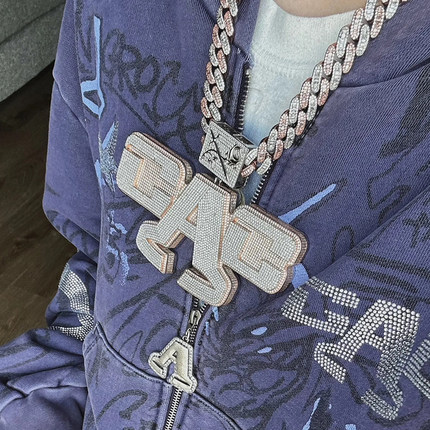 嘻哈街头说唱歌手配饰CAPPER同款剑与玫瑰大号GAG爆闪字母吊坠ins