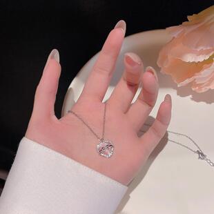 轻奢小众可爱粉色猫眼石爱心钛钢项链高级设计感蝴蝶结吊坠锁骨链