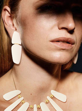 欧美风情白色亚克力扇形项链