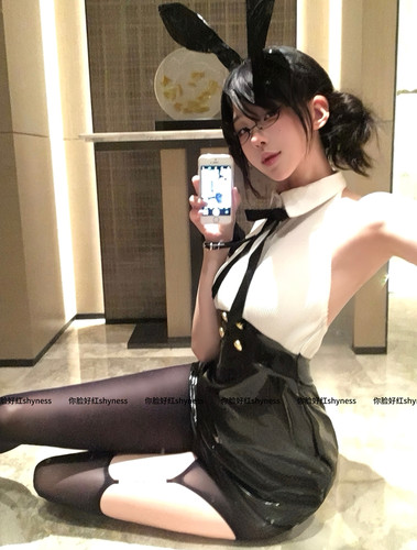 你脸好红shyness-反派角色-性感挂脖露背PU皮亮面包臀连衣裙女