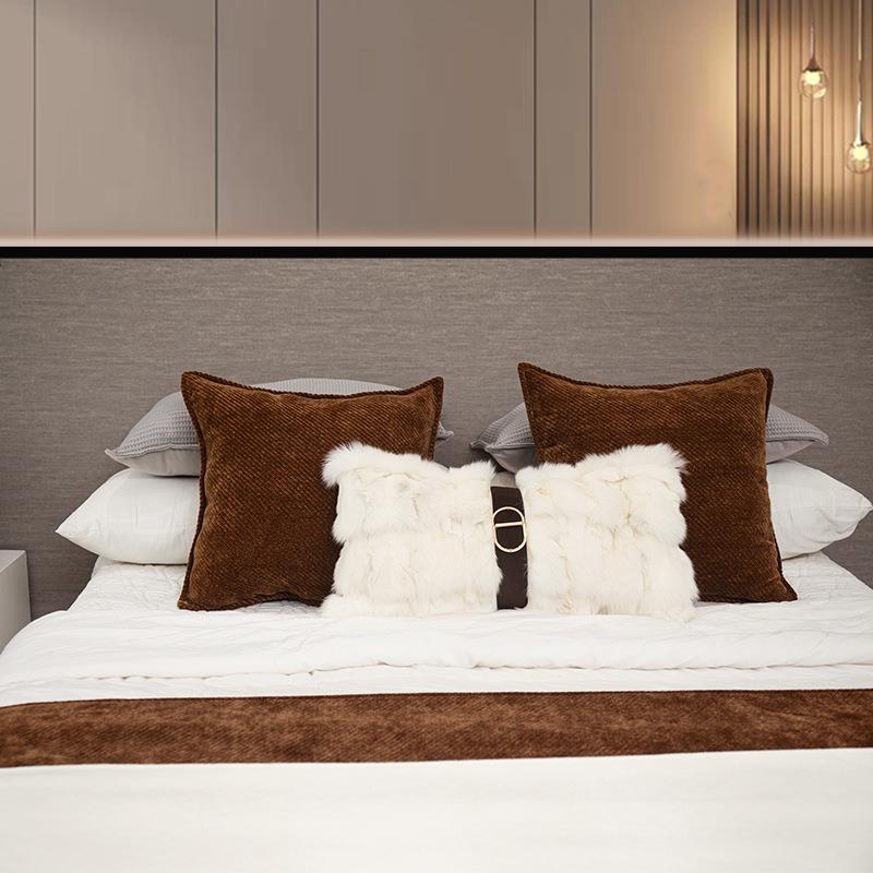 现代软装样板间床品狐狸毛抱枕设计师咖色售楼处床上搭毯靠垫