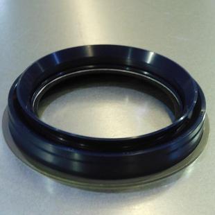 三一SY215C挖掘机曲轴油封60289155 原厂4M50发动机配件 ME221974