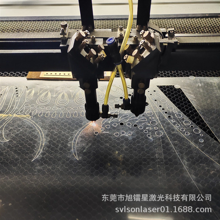 汽车油杯塑料裁剪雕刻半切机厂MDF木板透明有机玻璃工艺品镭射机