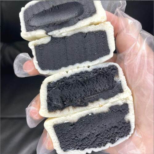 米皮黑芝麻月饼传统老式米皮月饼中秋佳节黑豆沙咸蛋黄味糕点心