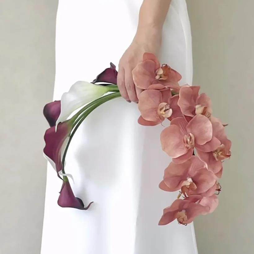 弯月形领证登记新娘婚礼手捧花仿真假花手提小众独特蝴蝶兰海芋
