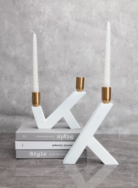 新中式创意金属白色人p字烛台样板房售楼部家居卧室工艺品摆件