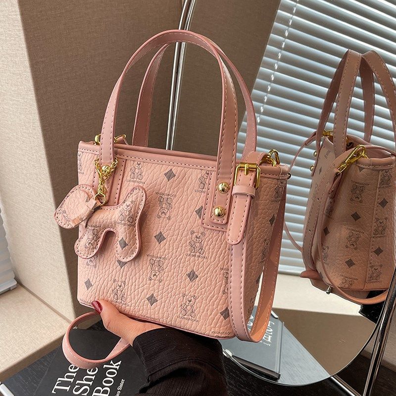 高级质感小c包包女春夏百搭2024新款爆款斜挎包女士小众手提水桶