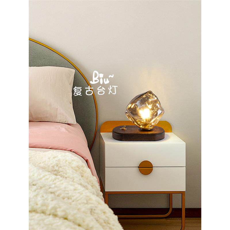 北欧轻奢台灯创意冰块设计师复古桌面高级感装饰灯卧室床头小夜灯