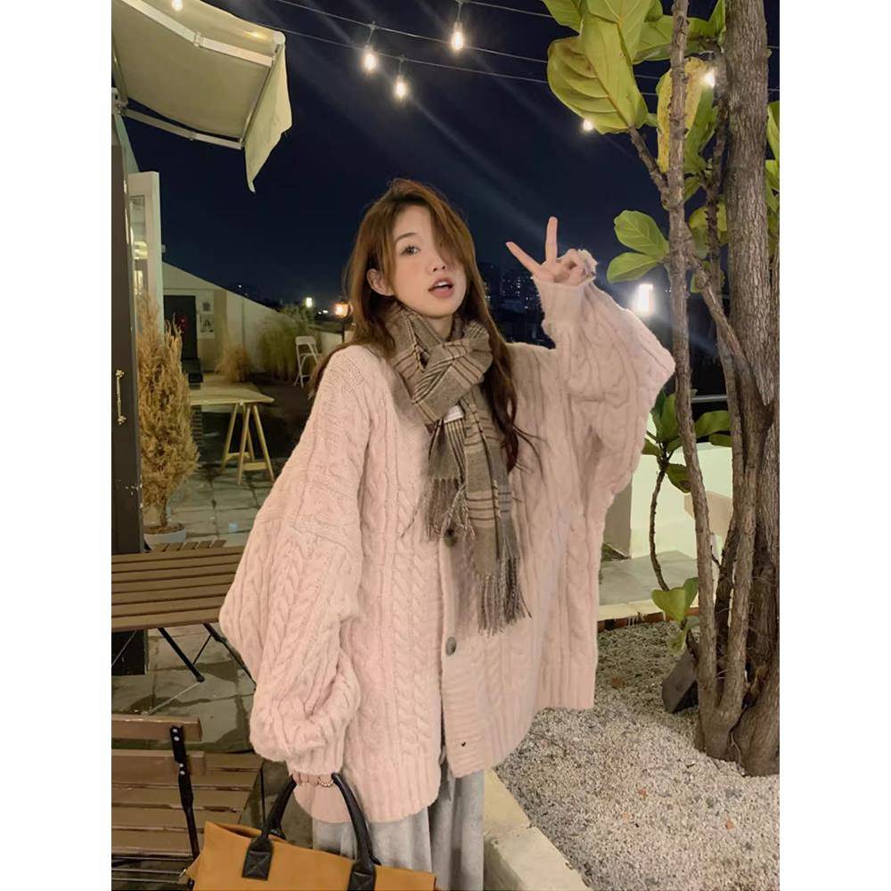温柔软糯粉色麻花毛衣外套女秋冬外穿中长款宽松慵懒风针织开衫厚