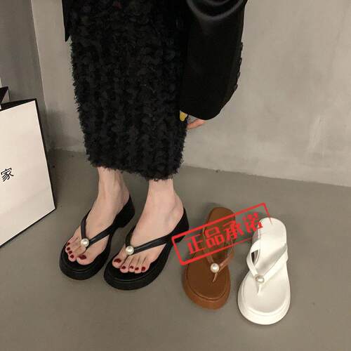 香港正品2026新款真皮夏季外穿厚底珍珠夹脚人字拖鞋坡跟女拖凉鞋