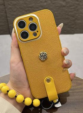 小众黄色山茶花手链适用于iPhone17苹果13/15手机壳16皮质14女12