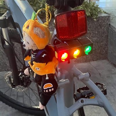 红绿灯登山后尾灯骑行防水尾灯公路车充电警示灯自行车夜间创意