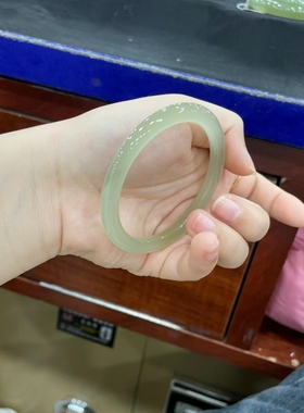 精选新疆和田玉高冰种晴水绿高奢手镯细圆条叮当美人镯青翠色女款