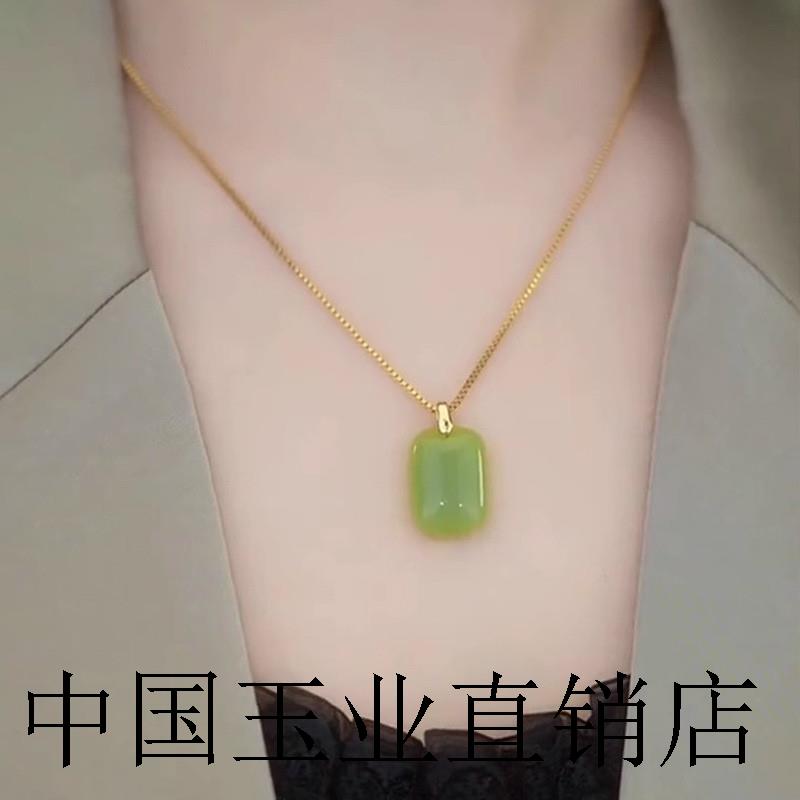 缅甸高级感18K金镀金如意牌吊坠翡翠色气质平安无事牌毛衣玉项链