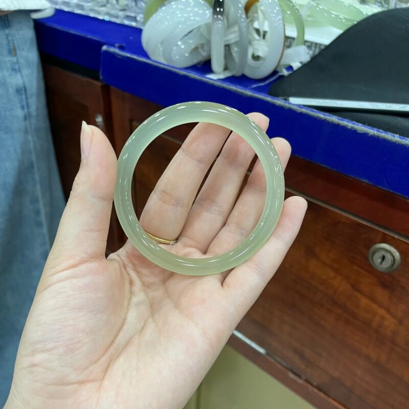 新疆精选和田玉晴水手镯女款高冰种小细圆条叮当玉镯子青翠色送礼