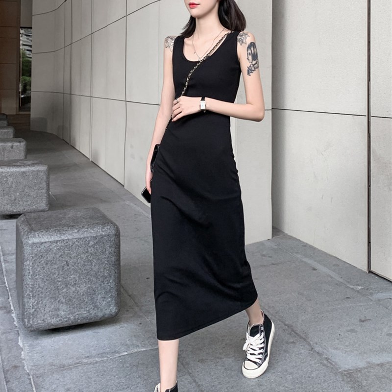黑色吊带连衣裙女秋季新款法式气质显身材打底裙修身显瘦背心长裙