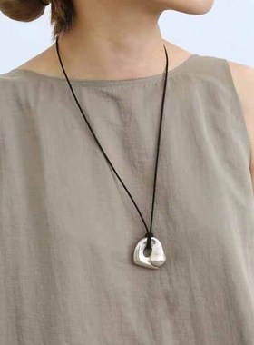 日系极简时尚轻奢小众复古抽象镂空铜镀吊坠皮绳可调整项链毛衣链