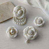 山茶花珍珠胸针高档精致小香风仿羊绒胸花装 毛衣别针配饰新 饰西装