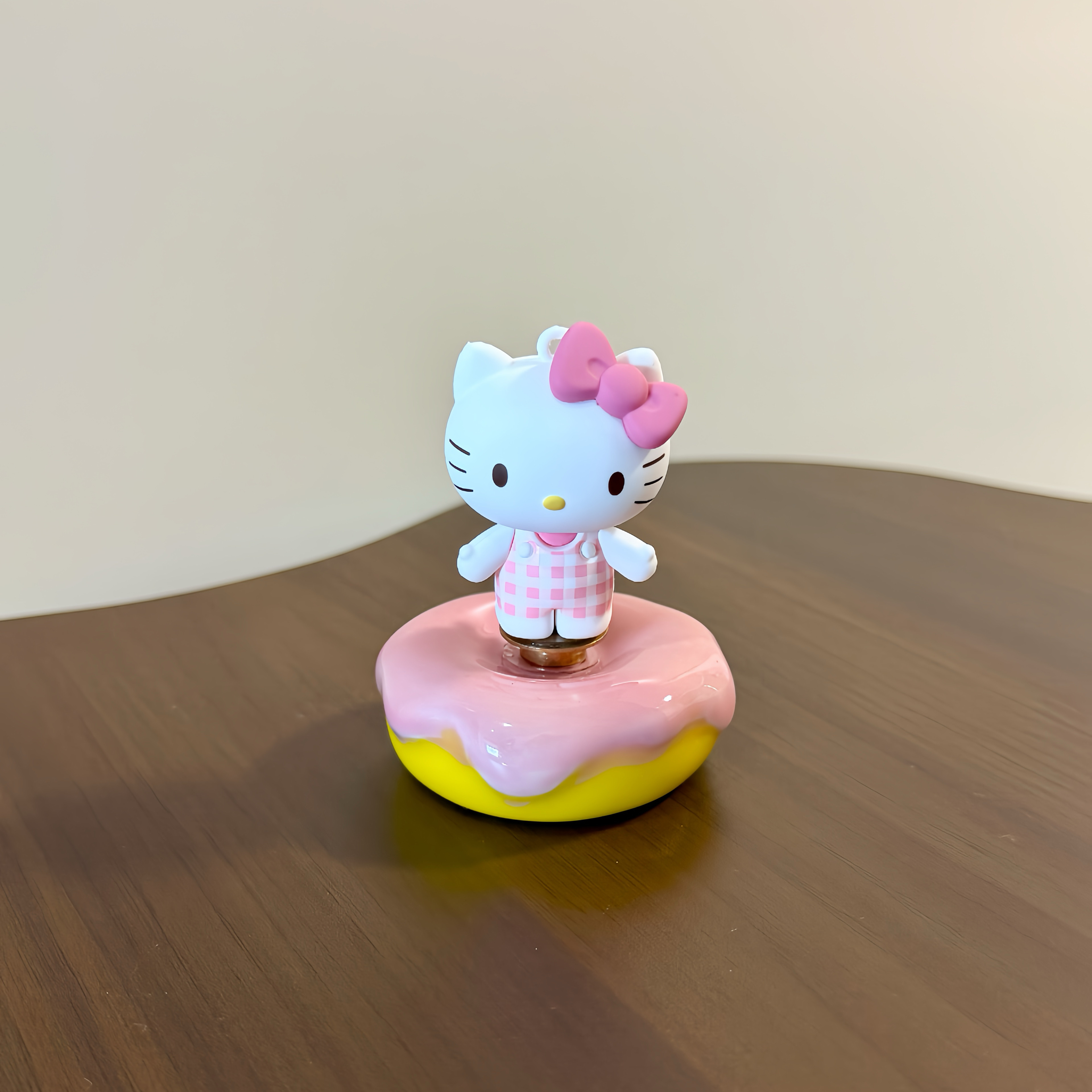 正版HelloKitty转转车载装饰品摆件凯蒂猫卡通创意桌面旋转手办
