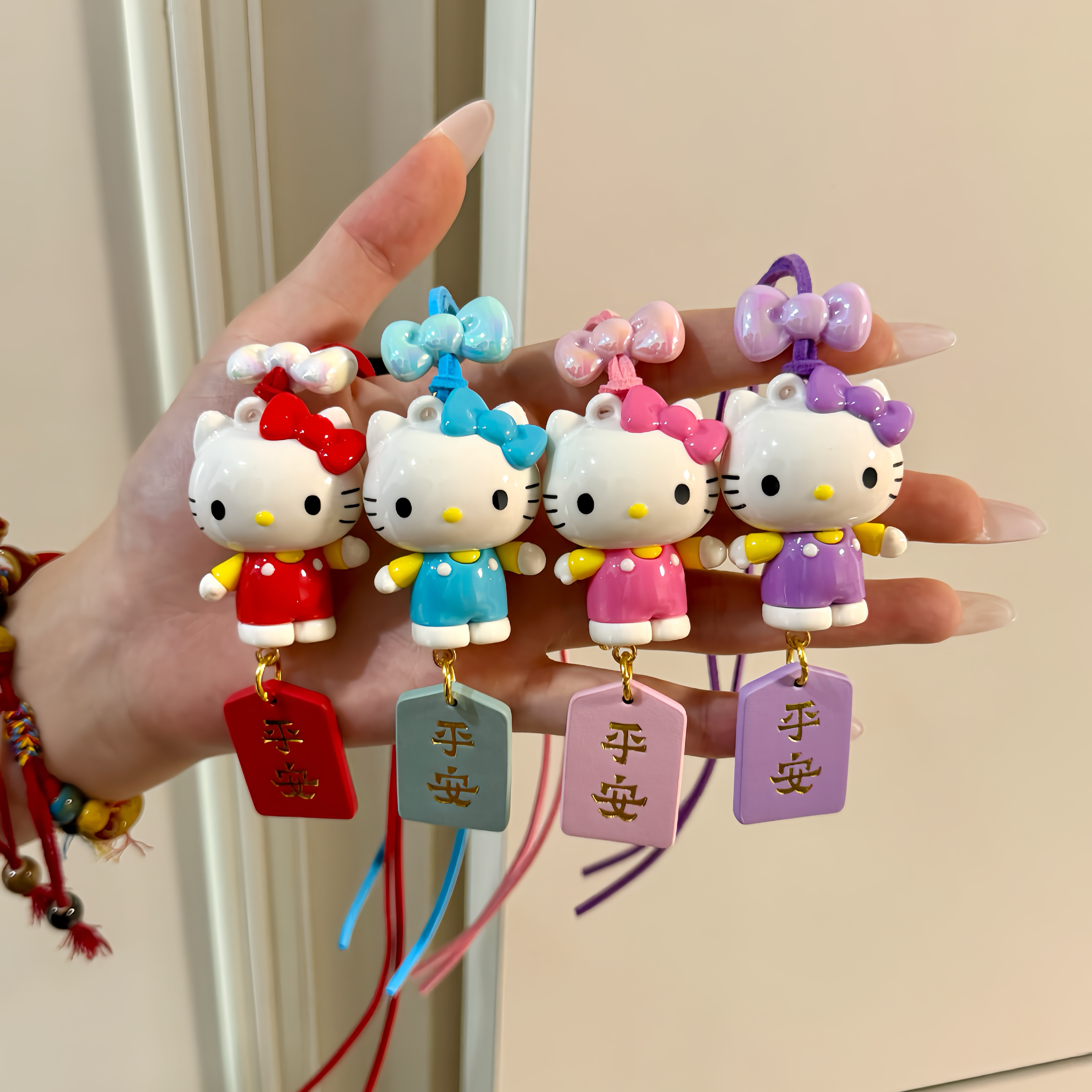正版哈喽Kt汽车挂件创意中控台装饰品可爱凯蒂猫车载吊坠包包挂饰