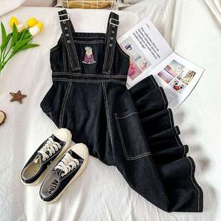 黑色a字中长款背带牛仔连衣裙女2023年新款春秋季收腰吊带大摆裙
