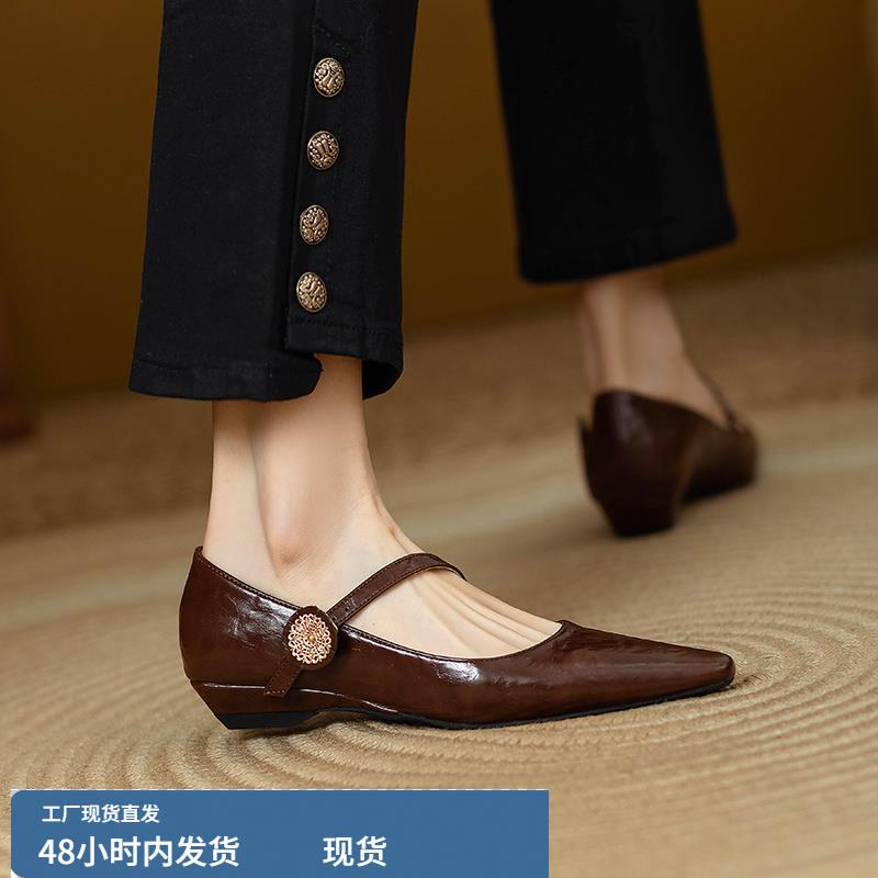 复古尖头浅口粗跟单鞋女2025春秋新款金属扣一字带低跟玛丽珍女鞋
