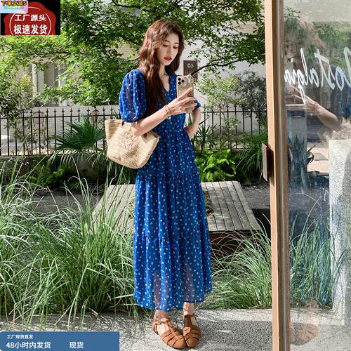 蓝色碎花泡泡袖v领连衣裙女2025夏季新款洋气显白高腰显瘦茶歇裙