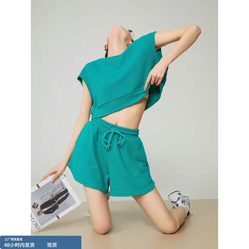 高级感绿色圆领短袖上衣短裤女2026年夏季新款宽松休闲运动两件套