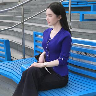 设计感纽扣针织开衫女2025秋冬新款休闲百搭V领气质克兰因蓝上衣