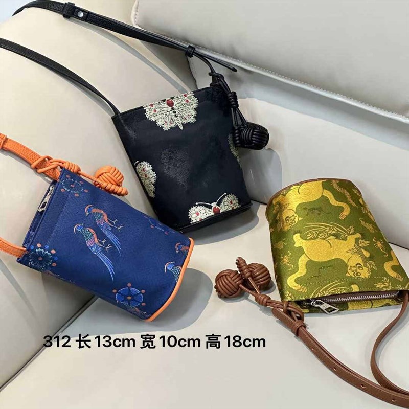 水桶2025新款国风刺绣手机包包包斜挎百搭气质小众送礼新宠文艺