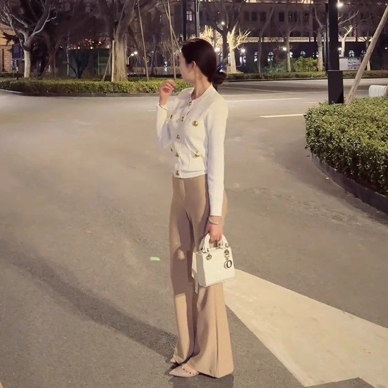 不贴腿微喇西装裤女2025新款高级感直筒高腰显瘦垂感小个子喇叭裤