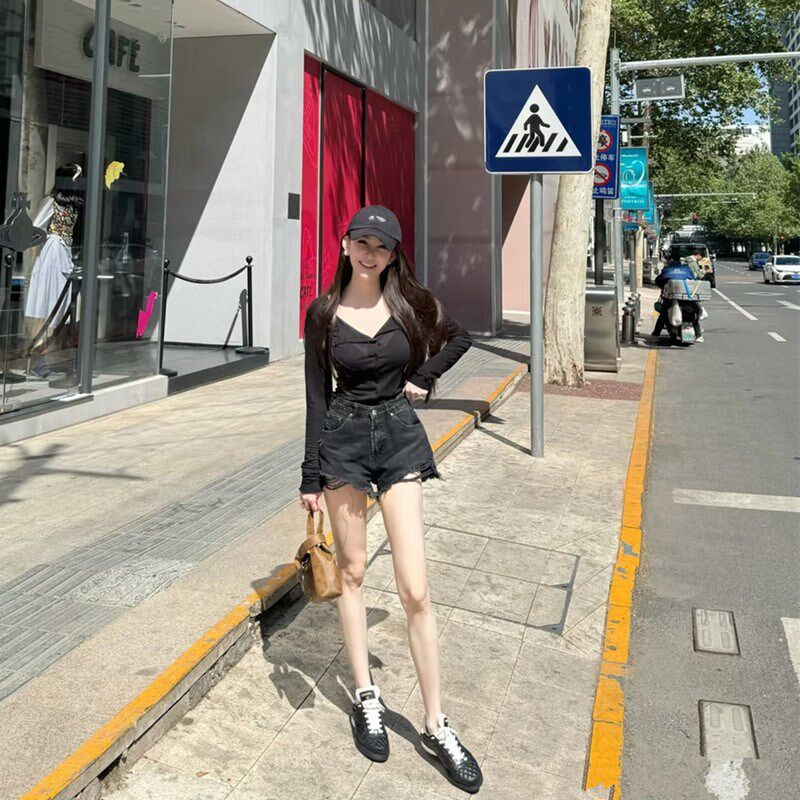 网红女神花三三 辣妹日常穿搭 黑色舒适显瘦T恤 水洗流苏短裤套装