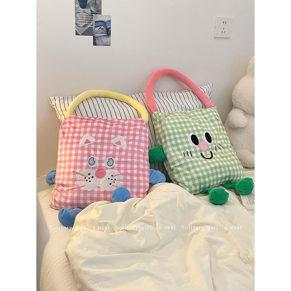 可爱小毯子办公室午睡毯抱枕二合一盖腿便携披肩沙发空调毛毯被子