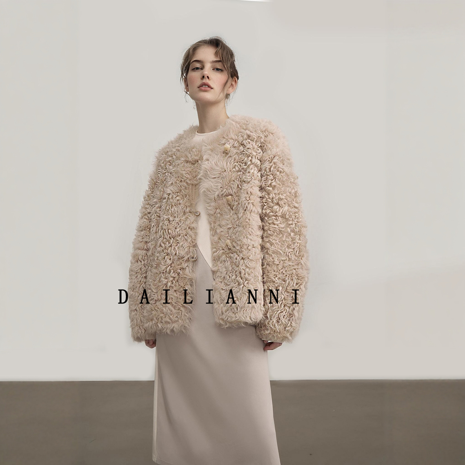 2025新牛角扣小香风羊羔毛环保皮草短款外套圆领羊剪绒皮毛一体女