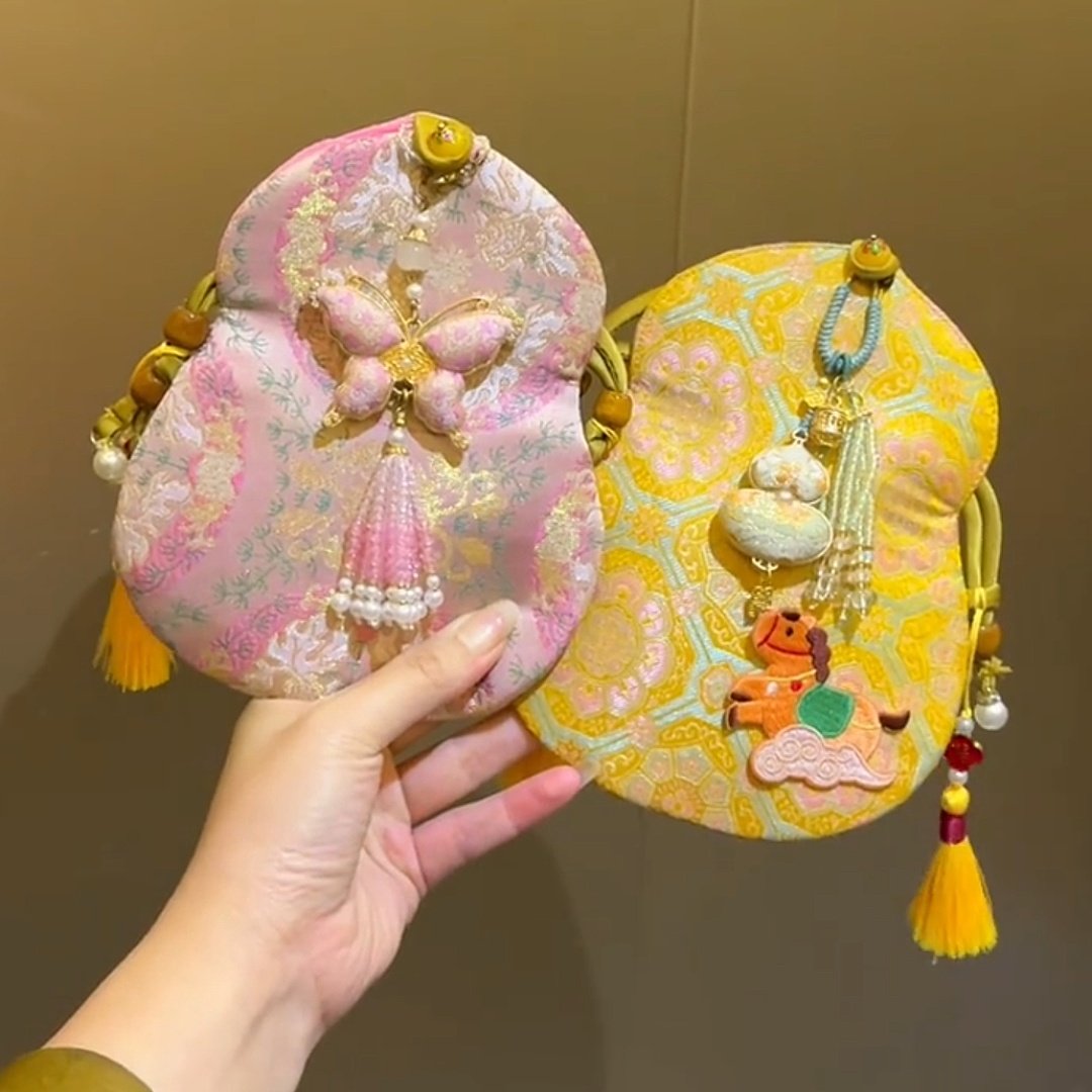 新中式宋锦葫芦包刺绣流苏斜挎包送孩子红包春节利是封通用压岁包