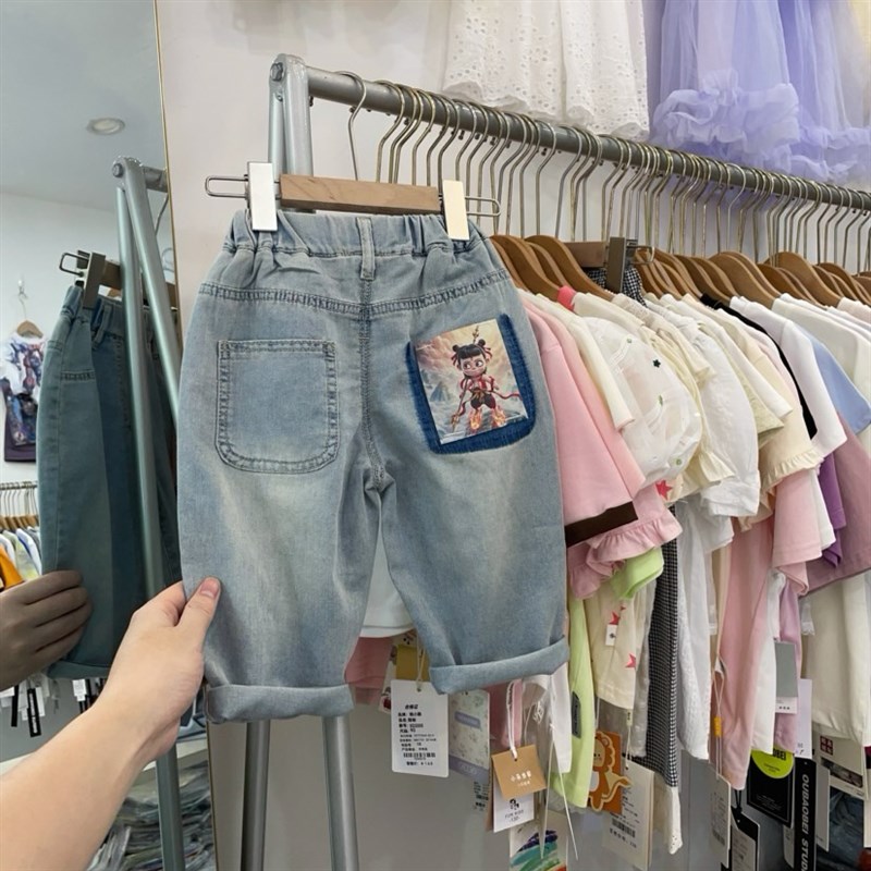 男童牛仔裤夏季薄款国潮动漫男孩哪吒裤子儿童软糯浅色休闲九分裤
