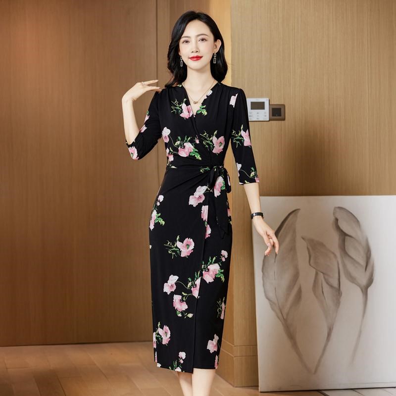 2025春装新款法式优雅黑底粉花收腰显瘦连衣裙气质印花包臀长裙