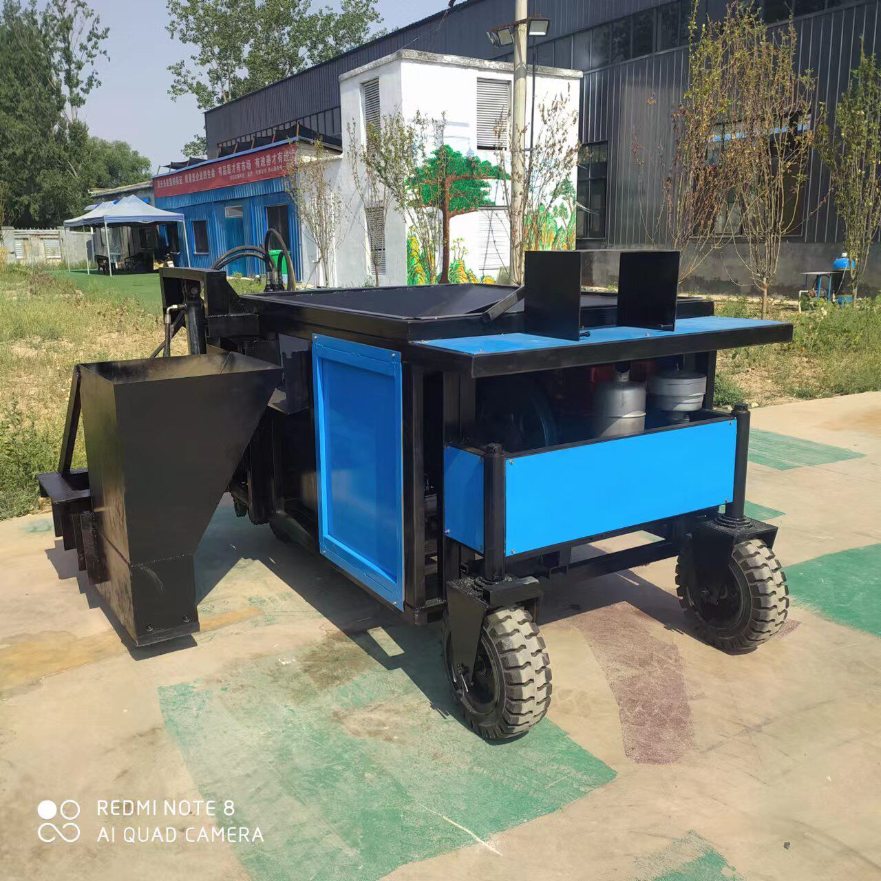 路缘石滑模机混凝土路肩石滑膜成型机公路拦水带水沟滑模机