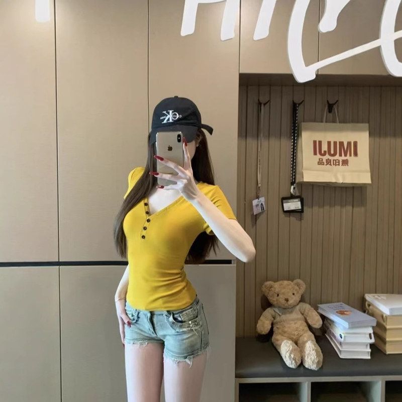 巧克少女辣妹风黄色百搭V领短袖T恤女装夏季新款弹力紧身性感上衣
