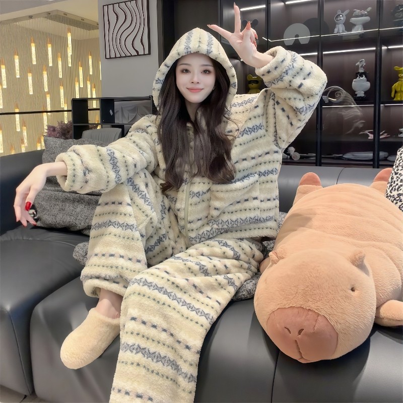 连帽加厚保暖珊瑚绒睡衣套装女