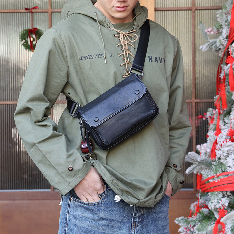 玩爷胸前手机包真皮休闲小背包