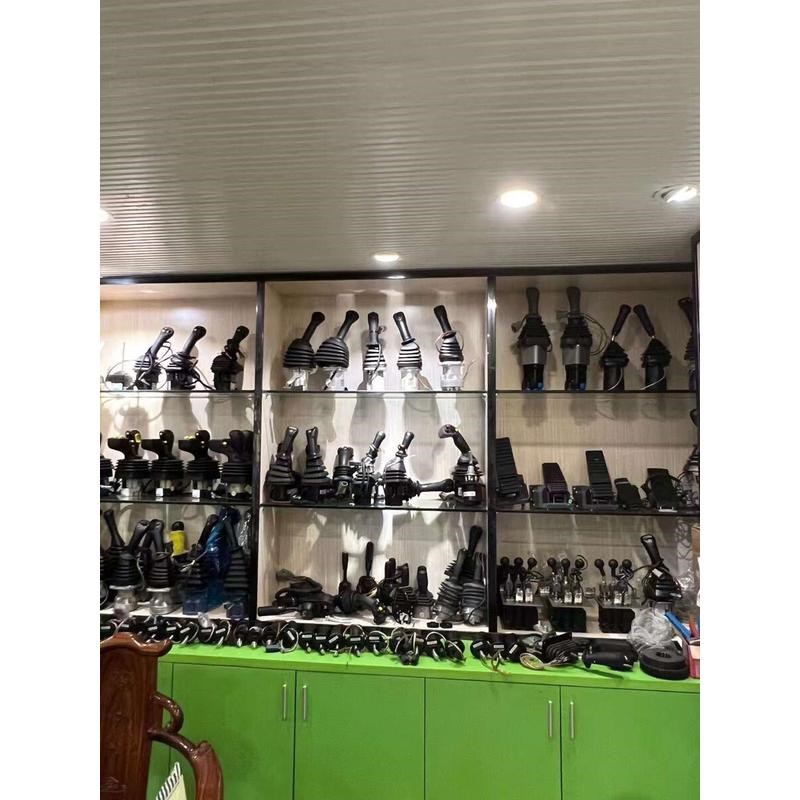 现代225/265/290/30v0操纵杆手柄总成行走脚踏阀/板手柄胶主炮副