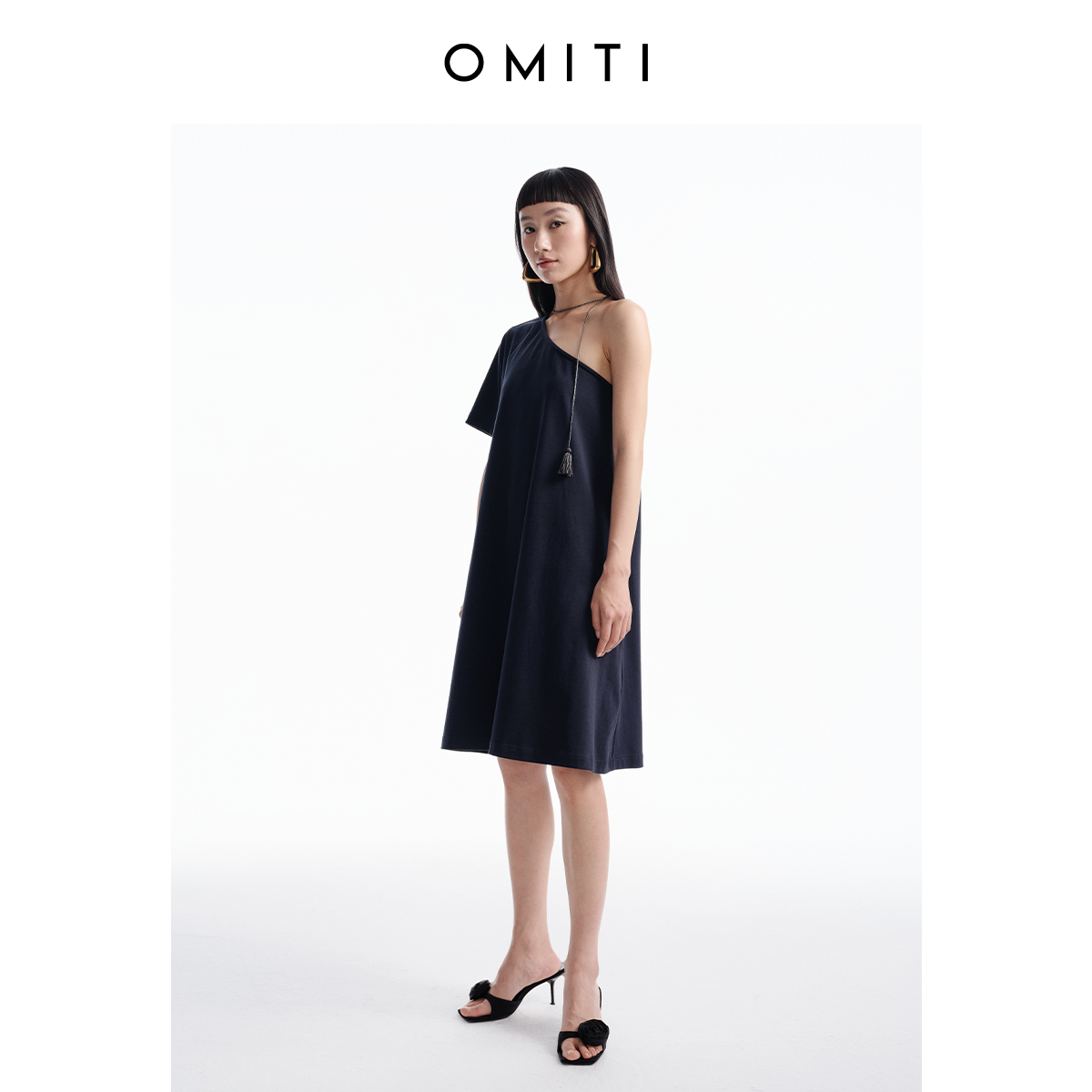 OMITI省略中长款斜肩连衣裙女