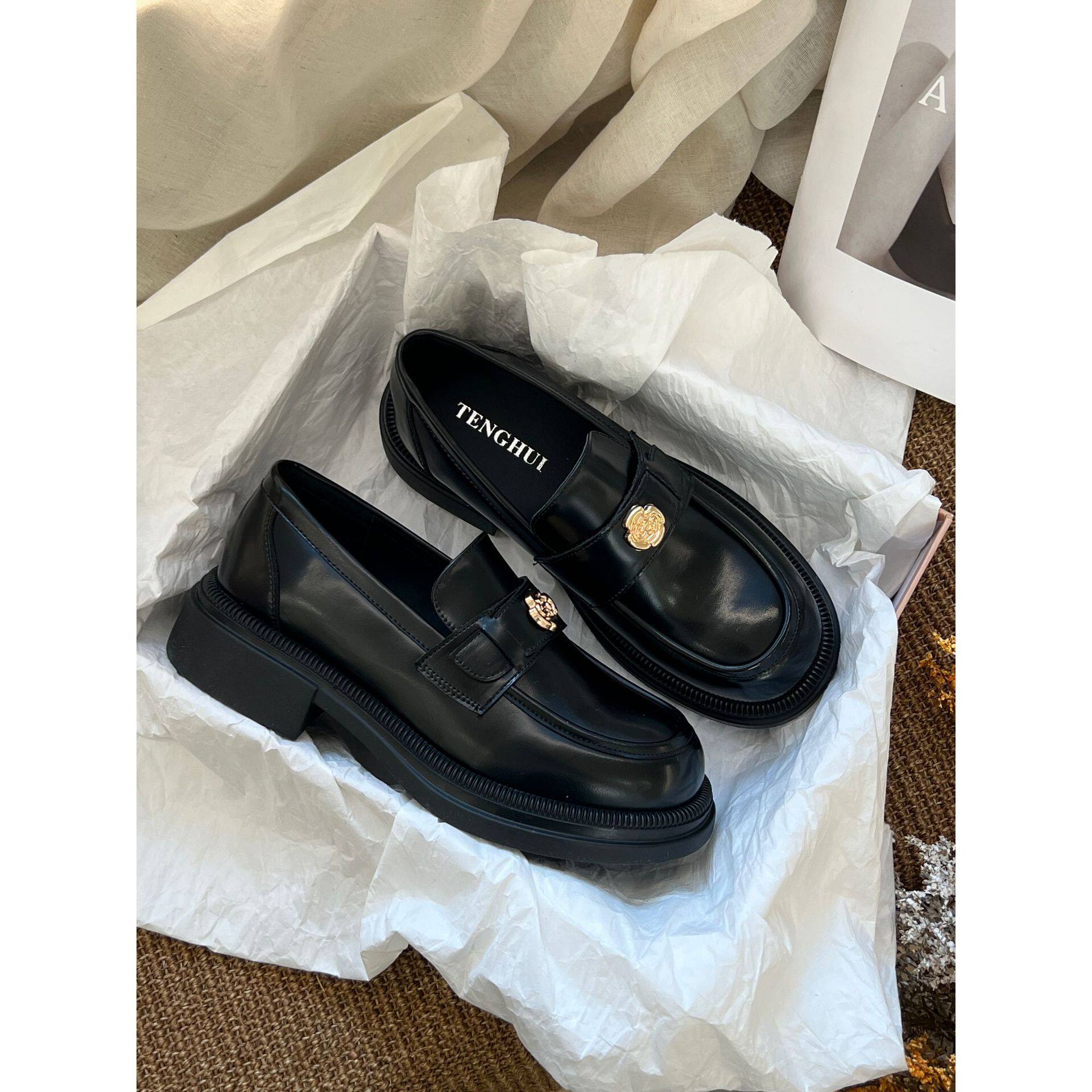 2026早春新款山茶花小皮鞋金属扣厚底单鞋圆头一脚蹬粗跟乐福鞋女