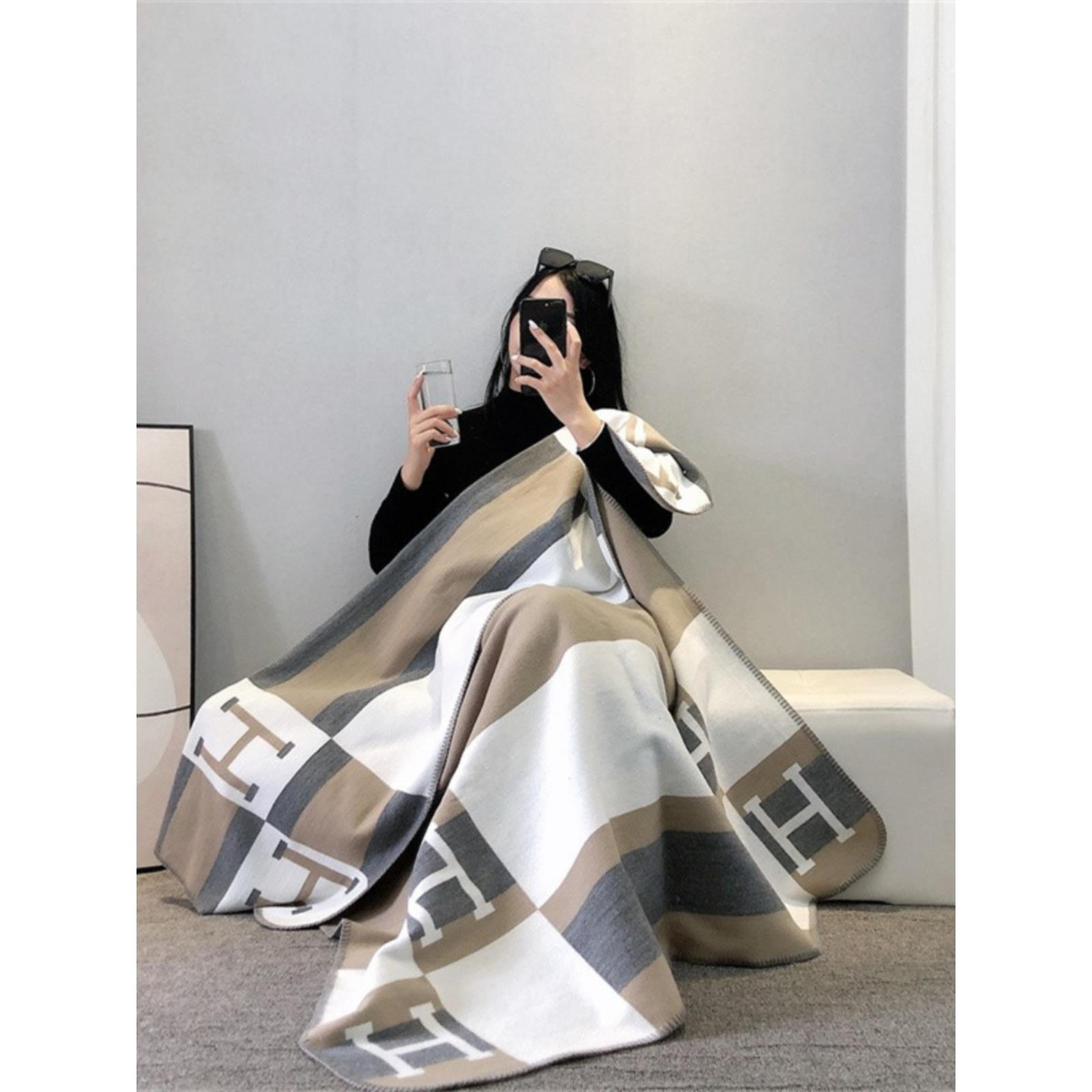 ins轻奢航空毯H家字母羊绒羊毛毯客厅沙发披肩办公室空调午睡盖毯