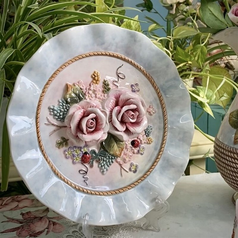 方亚幸福玫瑰陶瓷挂盘装饰盘电视柜玄关摆饰家居饰礼品送盘架10寸