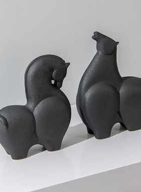 现代简约白色抽象陶瓷马摆件样板房件柜子橱O窗内售楼处软装饰摆