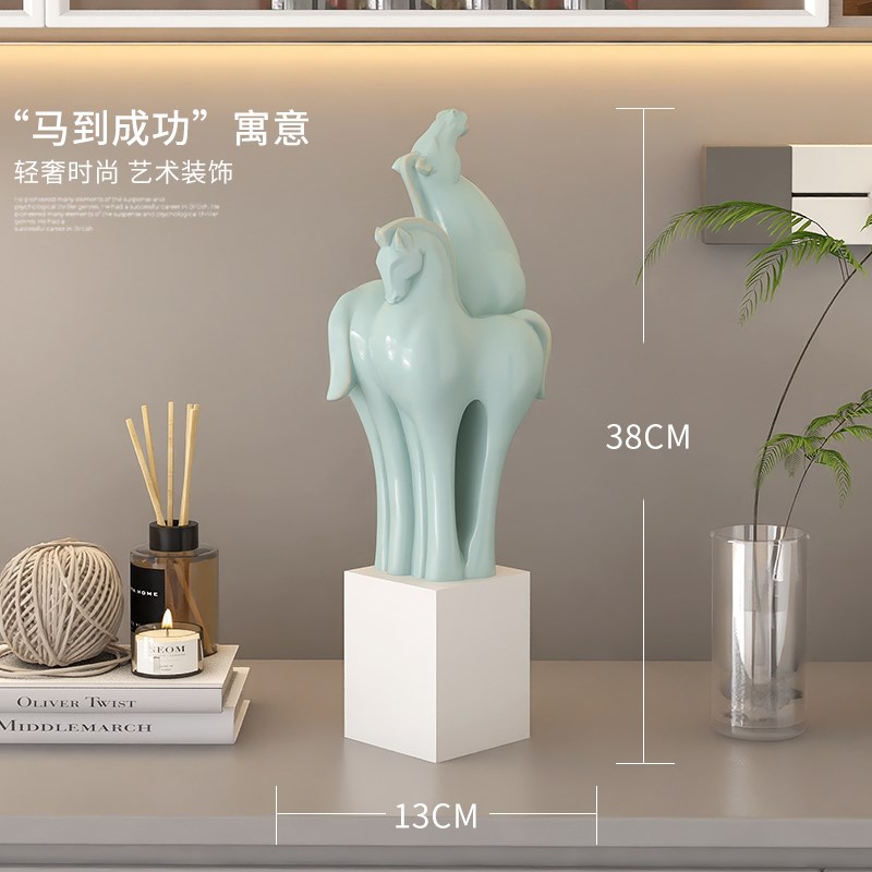 创意马到成功摆件办公室桌面客厅玄关装饰轻奢P酒柜高级感小众雕