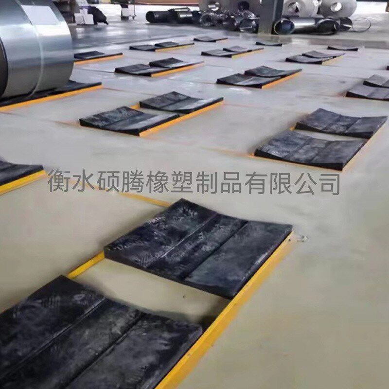 橡胶垫鞍座金属卷板橡胶枕钢卷Ev型橡胶垫板卷钢橡胶鞍座