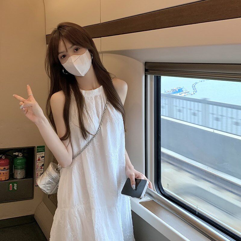 新品法式晚晚风温柔白色挂脖连衣裙女夏季宽松海边度假Z三亚沙滩图片